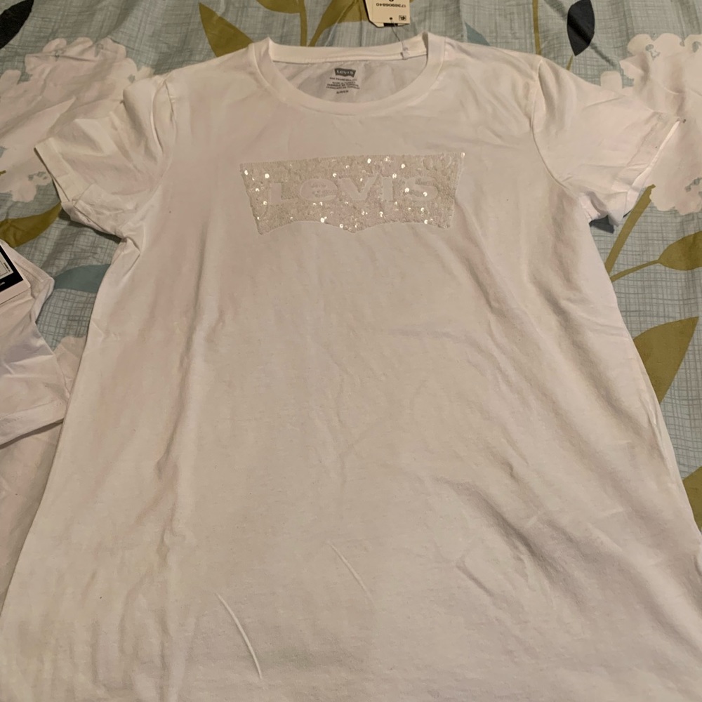 New levis t-shirt